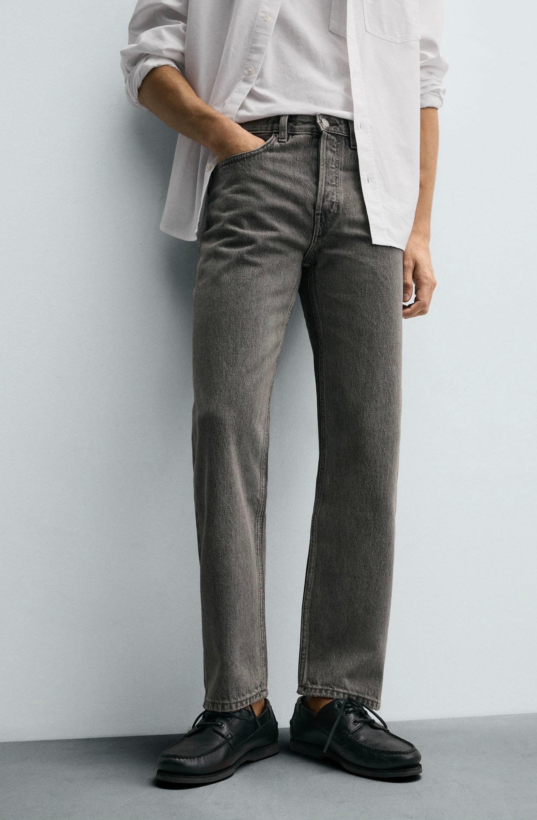 GREY JEANS