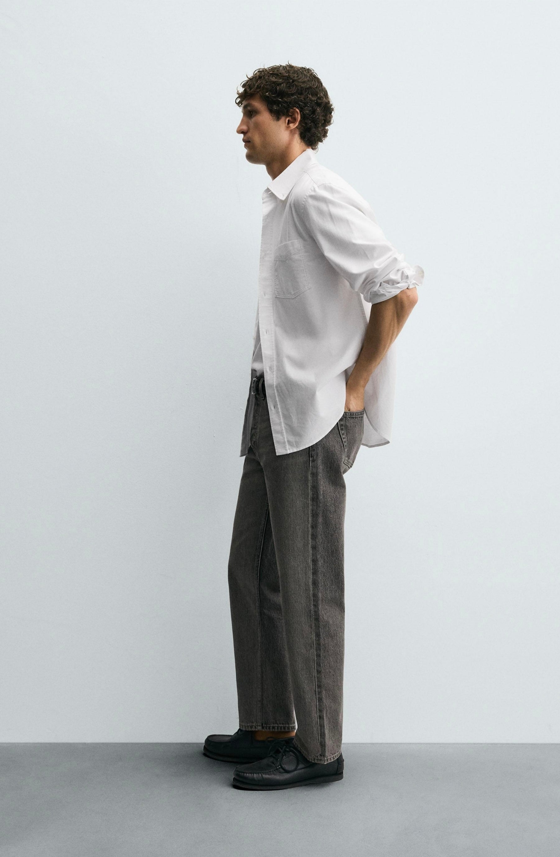GREY JEANS